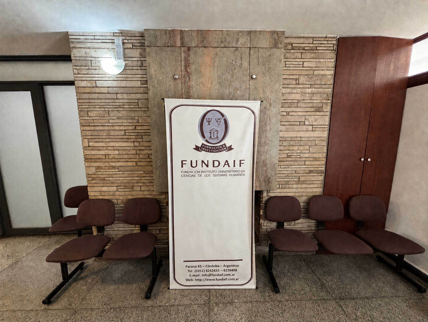 Sala de espera de FUNDAIF con el banner institucional